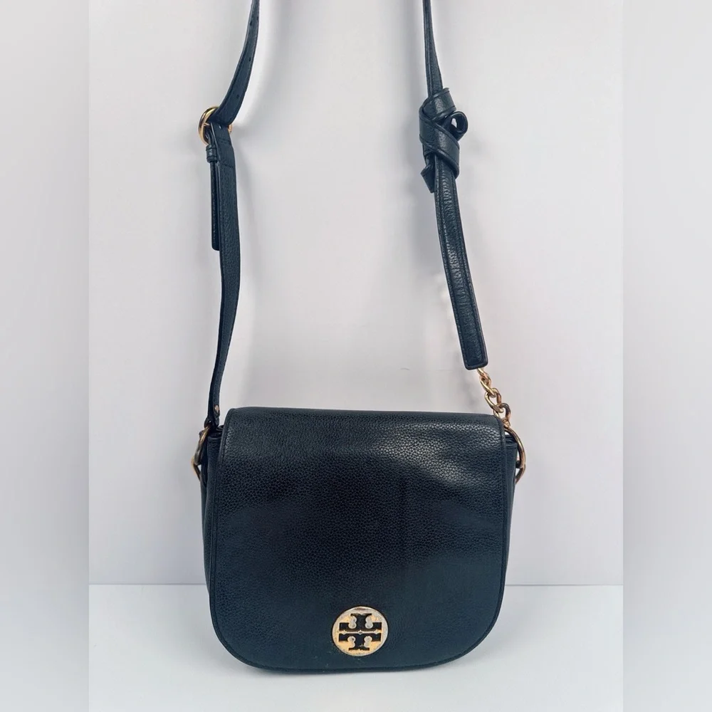 Tory Burch Everly Leather Flap Saddle Bag In Black
